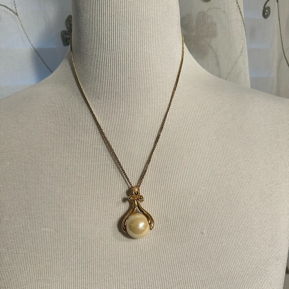 Avon Jewelry - Vintage Avon Neckace